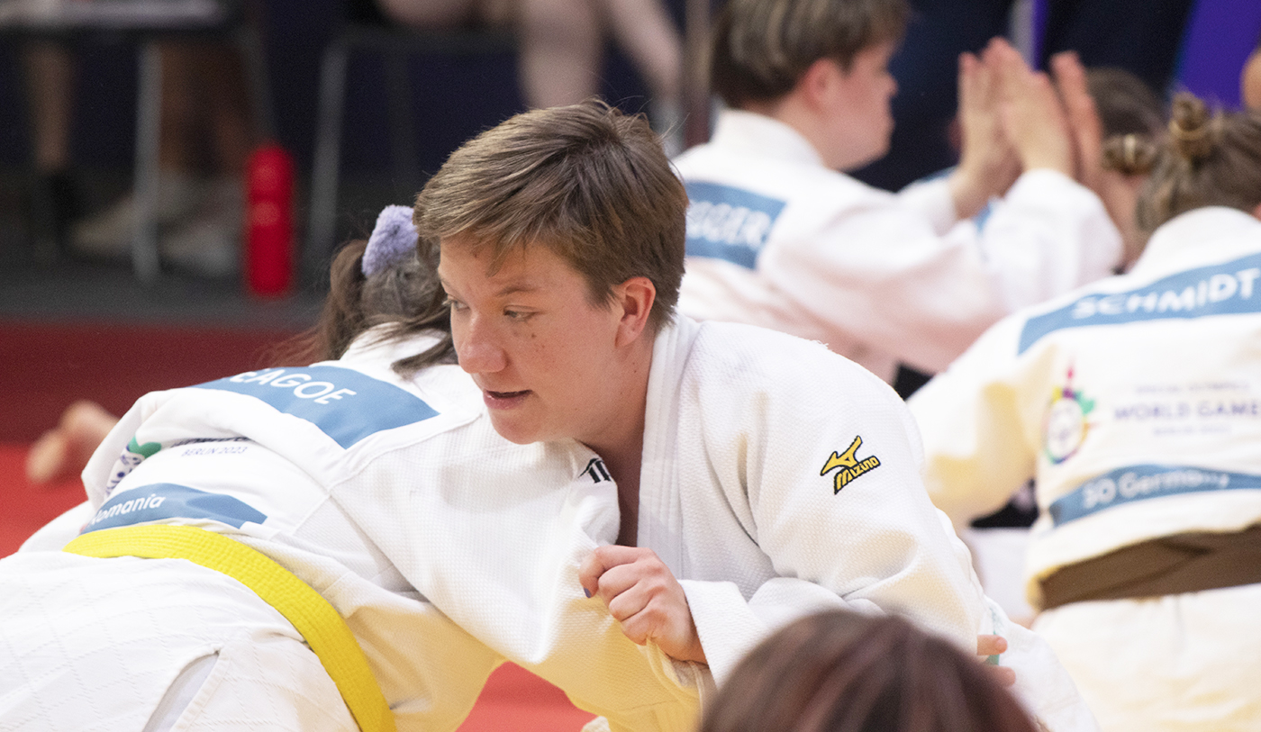 Sanna-Maarit Tapaninen ottelemassa judossa.